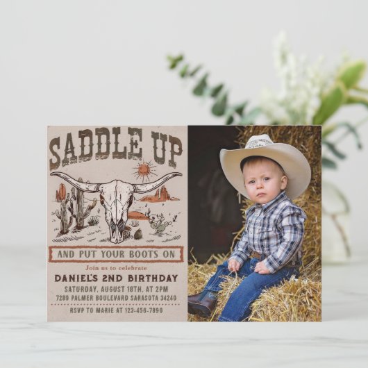 ヴィンテージ サドルアップ ウエスタンカウボーイ 誕生日写真 招待状 (スタンド正面)