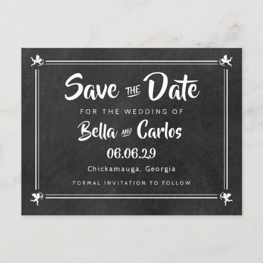 ヴィンテージ チョークボードのキューピッドがSave the Date ポストカード (正面)