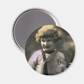 ヴィンテージ テニス スポーツ、ラケットを持つ幸せな少女 マグネット (正面/裏面)