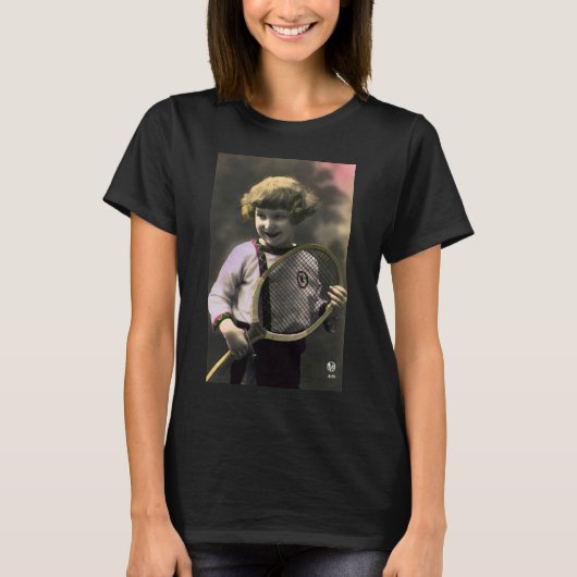 ヴィンテージ テニス スポーツ, ラケットを持つ幸せな少女 Tシャツ (正面)