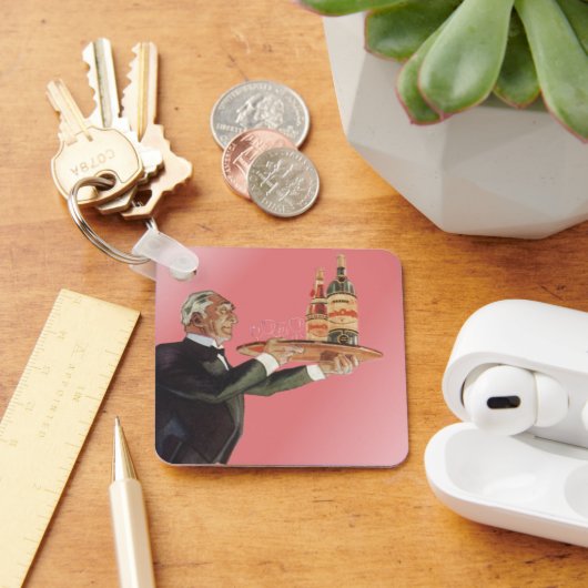 ヴィンテージ・バトラーがタキシードで盆にワインを運ぶ キーホルダー (デスク)