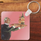 ヴィンテージ・バトラーがタキシードで盆にワインを運ぶ キーホルダー (裏面)