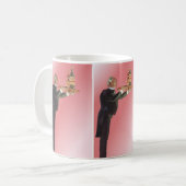 ヴィンテージ・バトラーがタキシードで盆にワインを運ぶ コーヒーマグカップ (正面左)