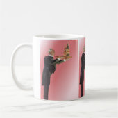 ヴィンテージ・バトラーがタキシードで盆にワインを運ぶ コーヒーマグカップ (左)