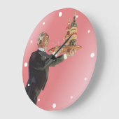 ヴィンテージ・バトラーがタキシードで盆にワインを運ぶ ラージ壁時計 (傾斜)