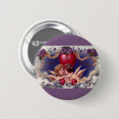 ヴィンテージ バレンタインデー、雲の中で抱き合うキューピッド 缶バッジ (正面&裏面)