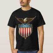 ヴィンテージ・パトリオティズム アメリカ国旗に誇り高く立つ鷲 Tシャツ (正面)