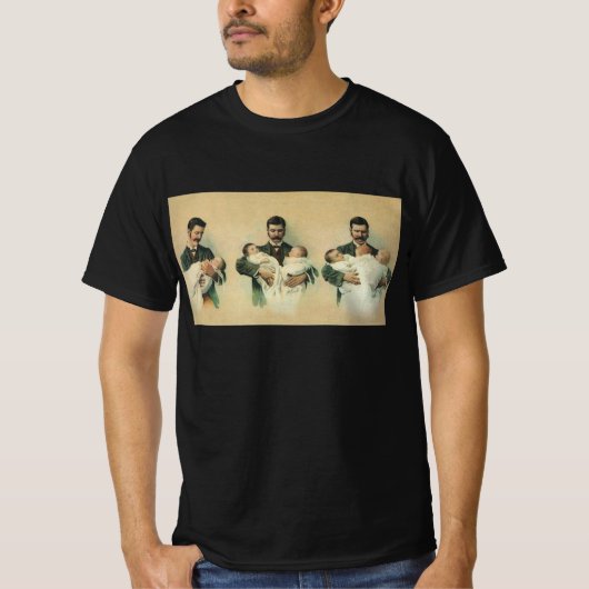 ヴィンテージ ビクトリア調 父の日 おめでとう 三つ子! Tシャツ (正面)