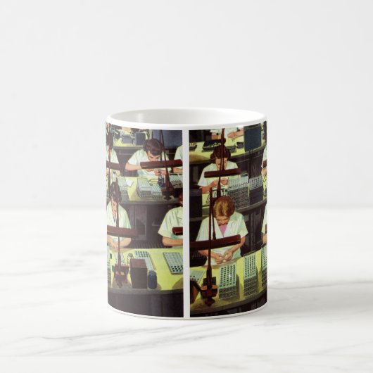 ヴィンテージ ビジネス、電話組立ライン労働者 コーヒーマグカップ (中央)