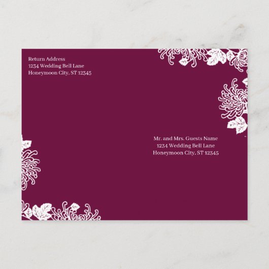 ヴィンテージ フラワーパターンが施されたプラムのウェディング インビテーションポストカード (裏面)