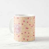 ヴィンテージ フラワー ピンク コーラル デイジー モノグラム コーヒーマグカップ (正面左)