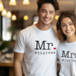 ヴィンテージ・ブラック氏パーソナライズされたのモノグラ結婚ム<br><div class="desc">Mr.カスタムまたはFuture Mr.のヴィンテージタイプライタースタイル文字の赤いハートアクセント付き黒のタイプライター。マッチするミセス・シャツのために私たちの店を訪問 – これらはユニークの贈り物を作り、結婚ハネムーンでの衣服に最適！</div>