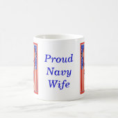 ヴィンテージ プリント デザインの海軍妻を誇りに思う コーヒーマグカップ (中央)