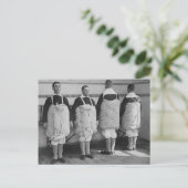 ヴィンテージ・メンズがマットレスを被る ポストカード (スタンド正面)