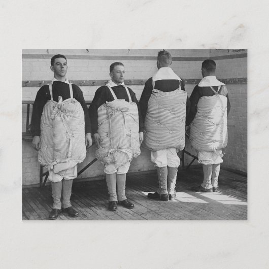 ヴィンテージ・メンズがマットレスを被る ポストカード (正面)