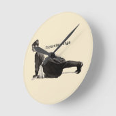 ヴィンテージ・ヨガの女性が犬のポーズを上に向ける ラウンド壁時計 (傾斜)