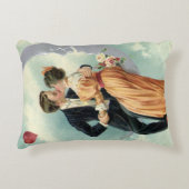 ヴィンテージ ヴィクトリアン カップルが三日月でキス アクセントクッション (正面)