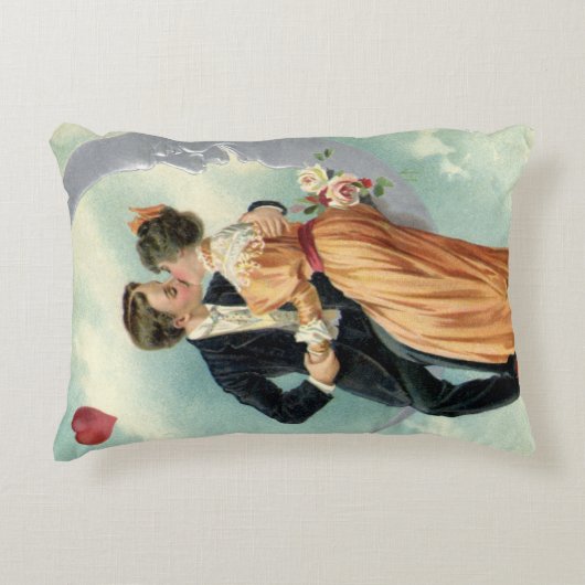 ヴィンテージ ヴィクトリアン カップルが三日月でキス アクセントクッション (正面)