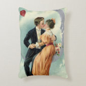 ヴィンテージ ヴィクトリアン カップルが三日月でキス アクセントクッション (正面(垂直))