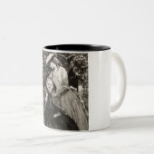 ヴィンテージ 年配の母と娘 ツートーンマグカップ (正面右)