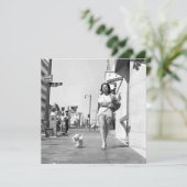 ヴィンテージ「犬を散歩に連れて行く」フラットノートカード (スタンド正面)