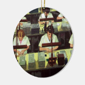 ヴィンテージ、電話の組立ライン・ワーカー セラミックオーナメント (左)