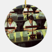 ヴィンテージ、電話の組立ライン・ワーカー セラミックオーナメント (裏面)