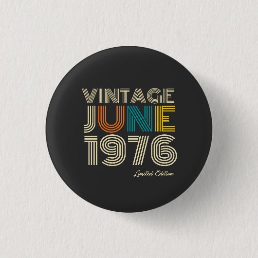 ヴィンテージ 1976年6月 カスタムイヤー 缶バッジ (正面)