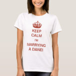 ヴィンテージ Keep Calm デンマーク人と結婚します! Tシャツ<br><div class="desc">おしゃれな英語のイラスト Keep Calm and Carry On をアレンジしたウェディングバージョン! Keep Calm デンマーク人と結婚します! 王冠付きで、すべての花嫁がプリンセス気分に! おめでとう! 結婚するよ!友達と家族に楽しく報告</div>