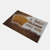 ヴィンテージA タロットリーダーがここに住んでいます ドアマット (アングル)