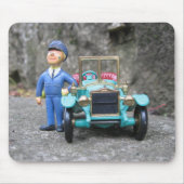ヴィンテージARALガソリンスタンド付き添い人と模型車 マウスパッド (正面)