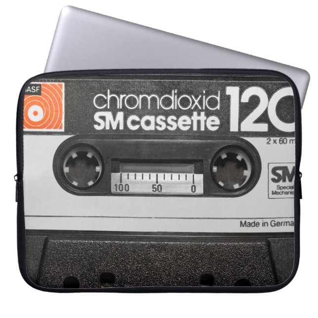 ヴィンテージBASFカセット：コレクターズアイテム ラップトップスリーブ (正面)