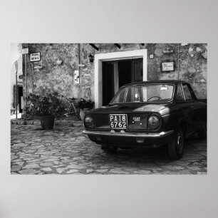 ヴィンテージFIAT車でイタリアのモノクロ ポスター