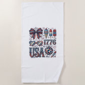 ヴィンテージUSA 1776 愛国的な夏のTシャツデザイン 1 ビーチタオル (正面)