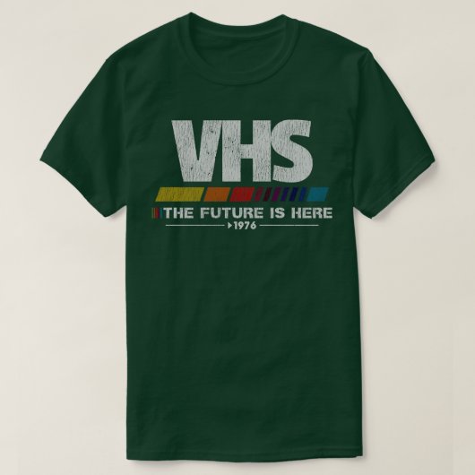 ヴィンテージVHS未来はここにあるタペストリー Tシャツ (デザイン正面)