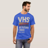 ヴィンテージVHS - 未来はここに Tシャツ (正面フル)