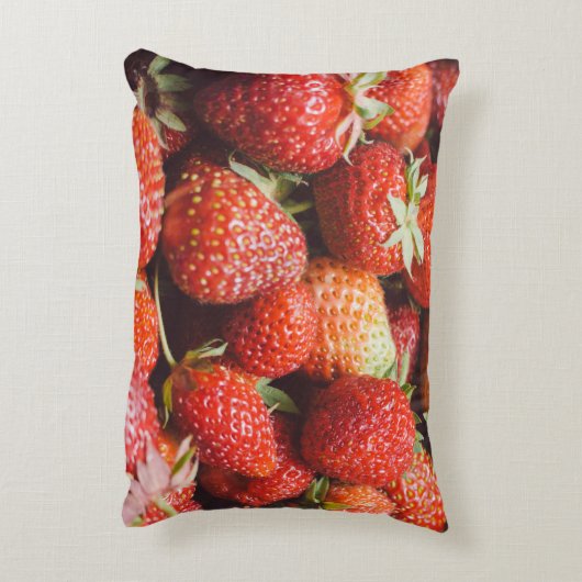 ヴィントと新鮮な夏のイチゴのクローズアップ表示 アクセントクッション (裏面(縦))