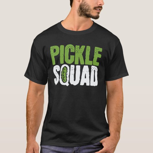 ヴィーガンスクワッド グリーン野菜売り ピクルスキュウリ Tシャツ (正面)