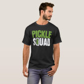 ヴィーガンスクワッド グリーン野菜売り ピクルスキュウリ Tシャツ (正面フル)