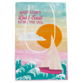 ヴェイルセーリングボートの前の最終セイルバチェロレッテ ミディアムペーパーバッグ (正面)