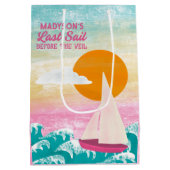 ヴェイルセーリングボートの前の最終セイルバチェロレッテ ミディアムペーパーバッグ (裏面)