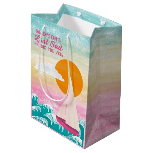 ヴェイルセーリングボートの前の最終セイルバチェロレッテ ミディアムペーパーバッグ (裏面アングル)