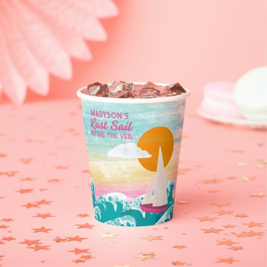 ヴェイルセーリングボートの前の最終セイルバチェロレッテ 紙コップ (インサイチュ)