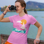 ヴェイルセーリングボートの前の最終セイルバチェロレッテ Tシャツ<br><div class="desc">バチェロレッテのカスタム服装を作成する。このおもしろいグラフィックティーは私の帆船と波のイラストレーションを備え、それにおもしろいスローガンパーソナライズされたLAST SAIL BEFORE THE VEILで花嫁の名前と一緒になる準備ができている。</div>