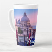 ヴェネツィアのゴンドラと教会を持つグランドカナル カフェラテマグ (左アングル)