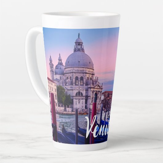ヴェネツィアのゴンドラと教会を持つグランドカナル カフェラテマグ (左アングル)