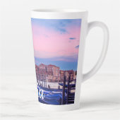 ヴェネツィアのゴンドラと教会を持つグランドカナル カフェラテマグ (右)