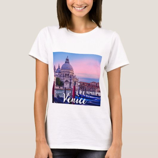 ヴェネツィアのゴンドラと教会を持つグランドカナル Tシャツ (正面)