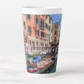 ヴェネツィアの伝統的なゴンドラ カフェラテマグ (正面)