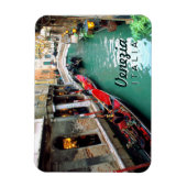 ヴェネツィアの小さな運河のゴンドラ マグネット (縦)